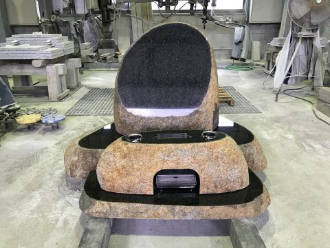 インド産自然石の石塔「天竺」を展示しました。 | 二本松市のお